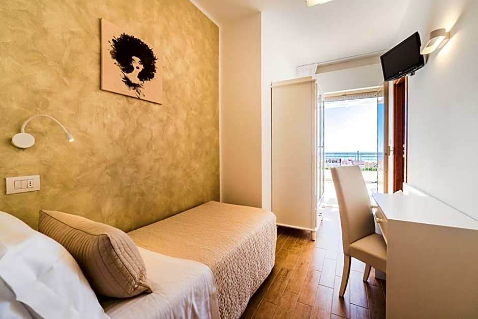 Hotel Soraya - Spiaggia Sawasdee with Beach, Restaurant & Parking