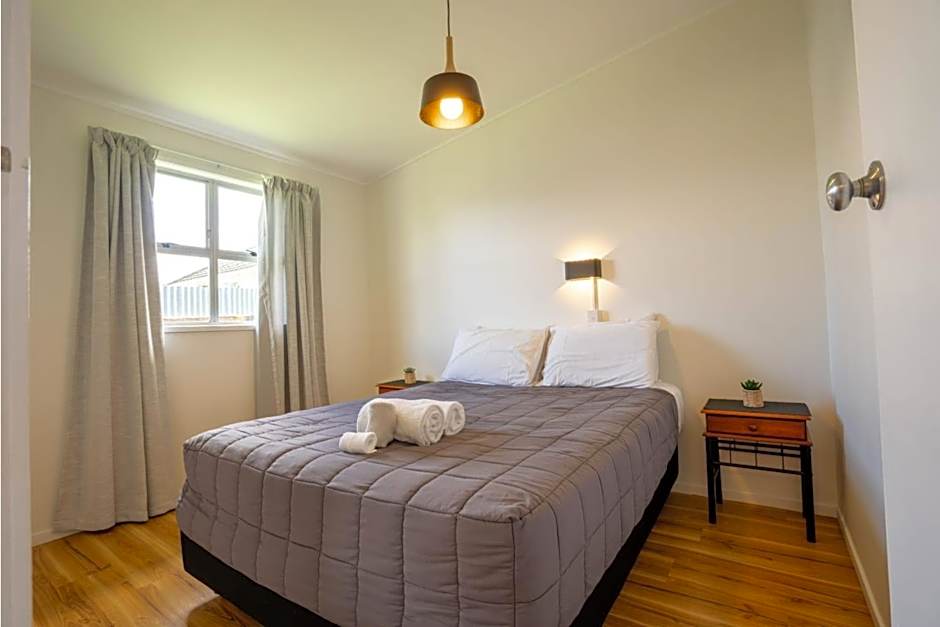 Frimley Lodge Motel - with Airport Shuttle service- Best Location in Town