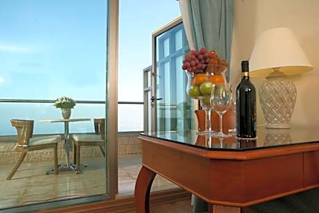 Premium Queen Room with Sofa Bed and Furnished Balcony - Bay View