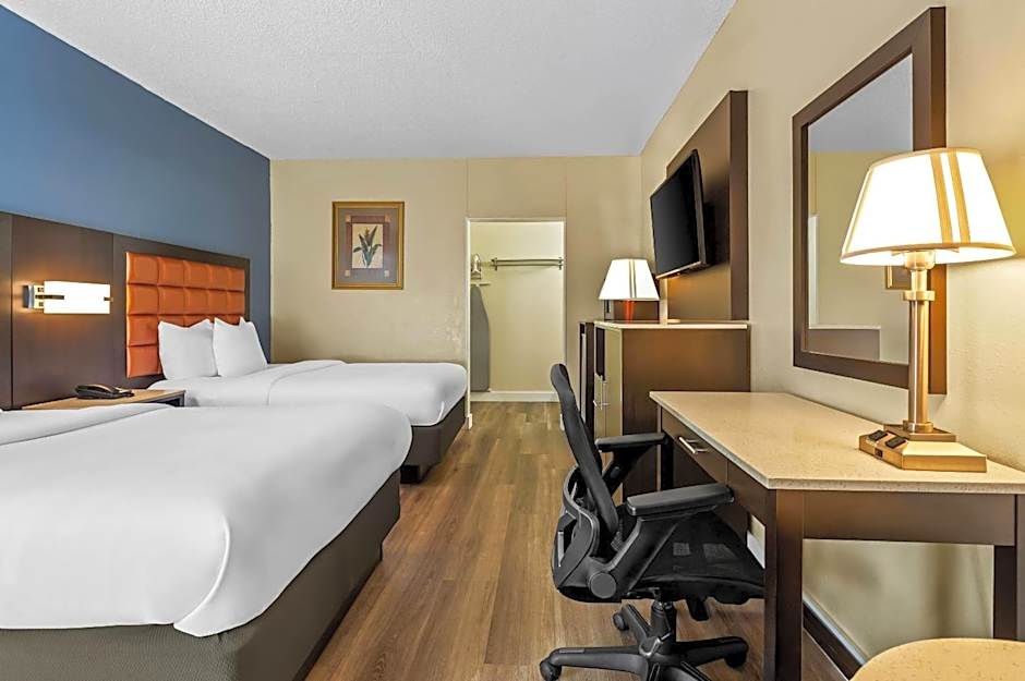 Quality Inn Airport - Cruise Port