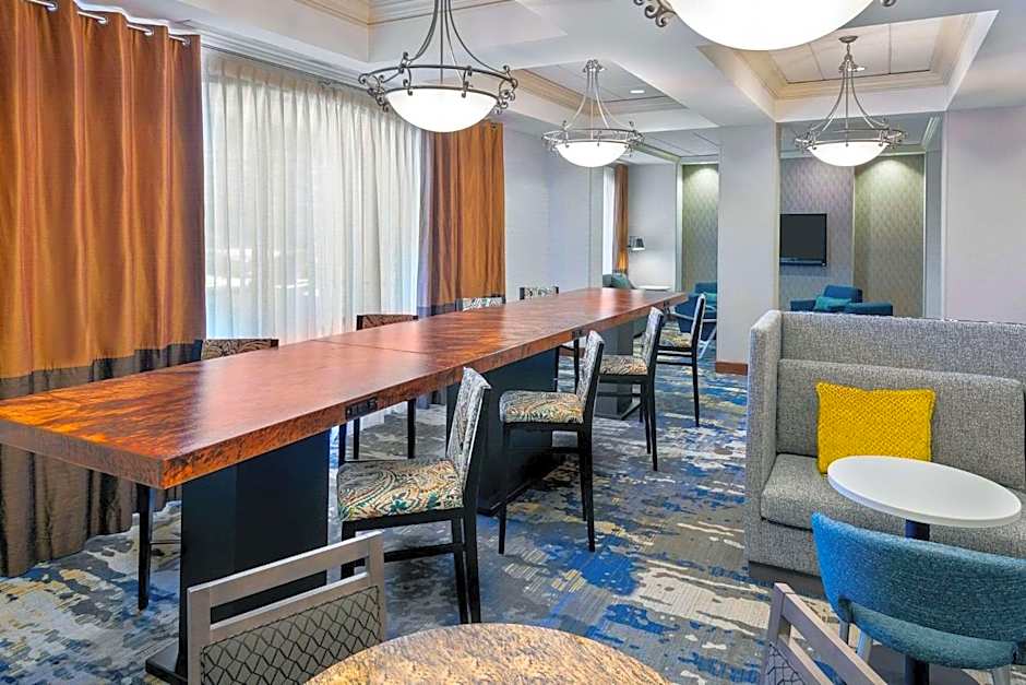 Hampton Inn By Hilton & Suites Kansas City-Country Club Plaza
