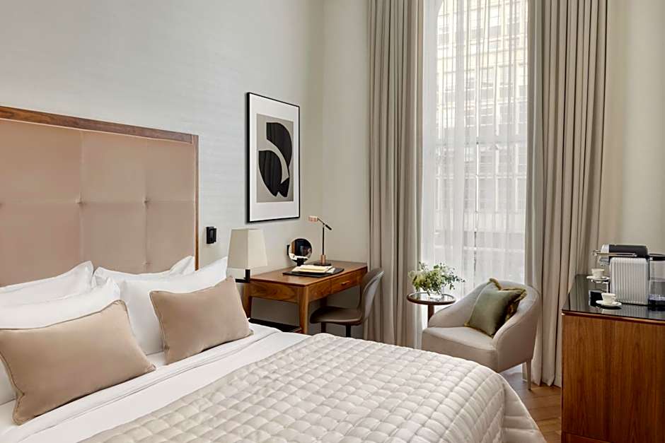 Photo 1 of 6 of Deluxe 1 Queen Bed