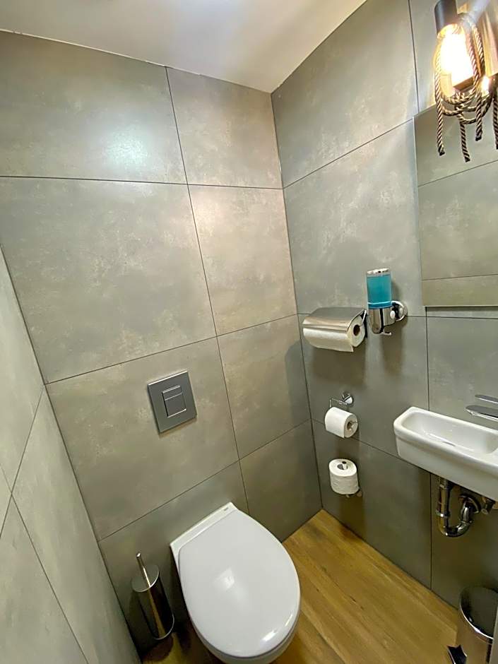 Thruster - Rooms, Kitchen, Chill-Out Zone-Netflix, Lobby-Netflix