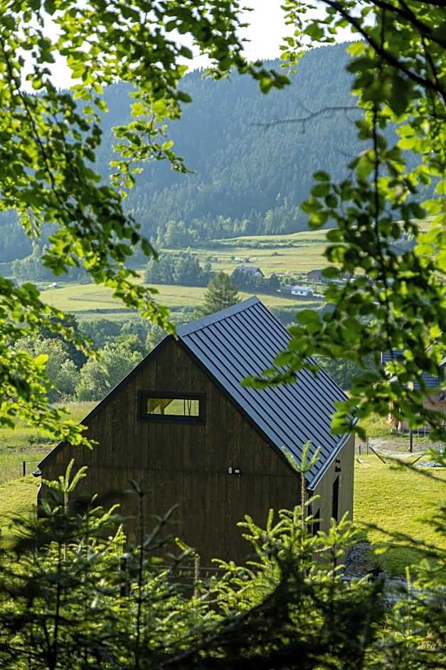 Stodoły Modyń - Domki w Beskidzie Wyspowym - staw kąpielowy, balia, sauna, grota solna - widok na góry