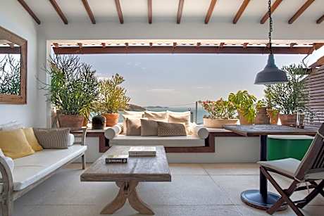 Suite with Balcony and Sea View