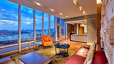 One-Bedroom Suite with Sea View and Balcony