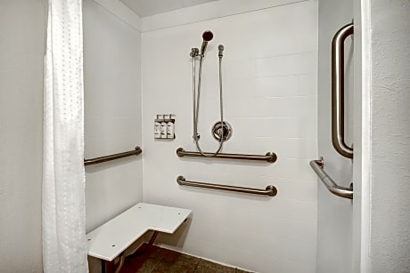 1 Queen Standard Comm Access Roll Shower