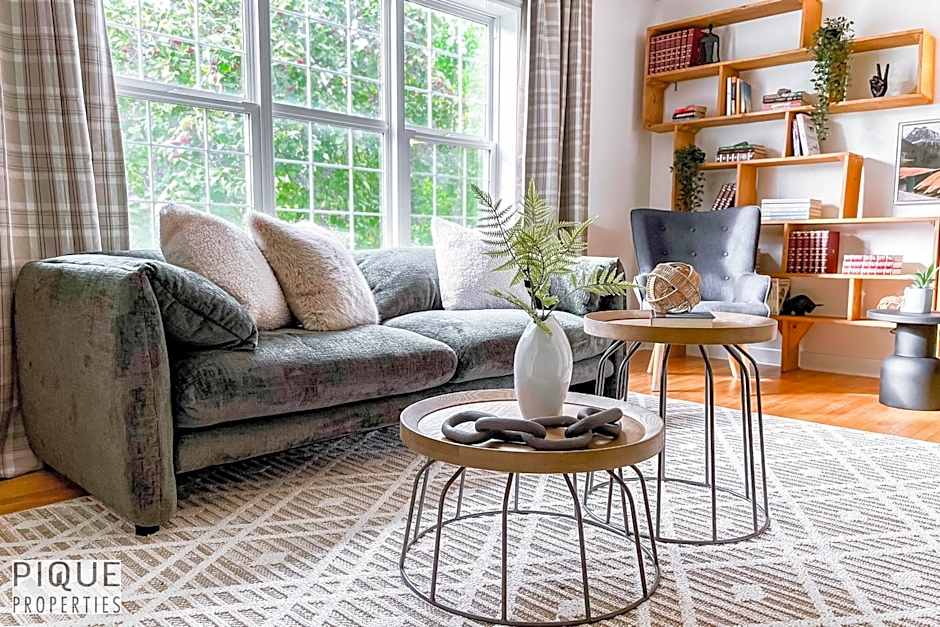 Nordic Spa Retreat - Hot Tub - King Bed- Firepit - BBQ!