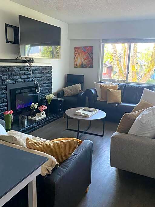 Quiet-comfy 4 bedroom house on a quiet tree lined street in Kitsilano