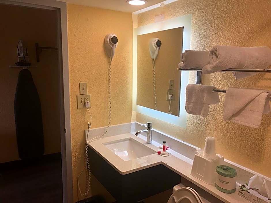 Days Inn by Wyndham Grove City Columbus South