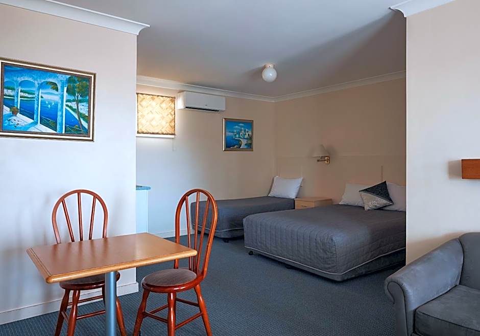 Holiday Lodge Motor Inn