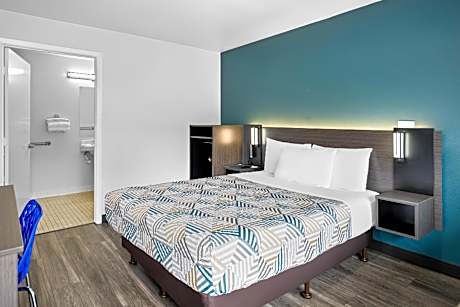 1 Queen Bed Business Suite