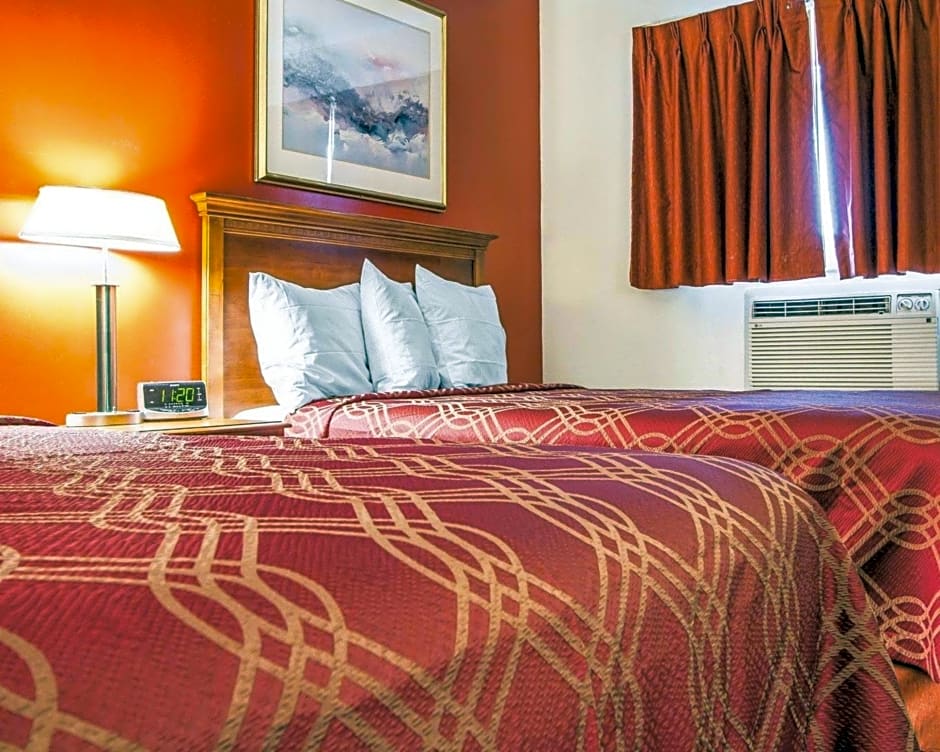 Rodeway Inn & Suites Brunswick near Hwy 1