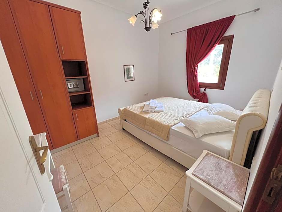 Birds Villa Apartments with Heated Pool - Including Car and Breakfast