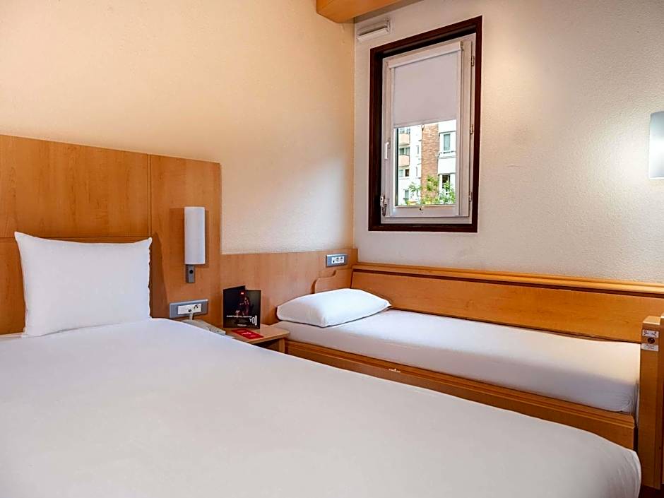 ibis Paris Pont de Suresnes