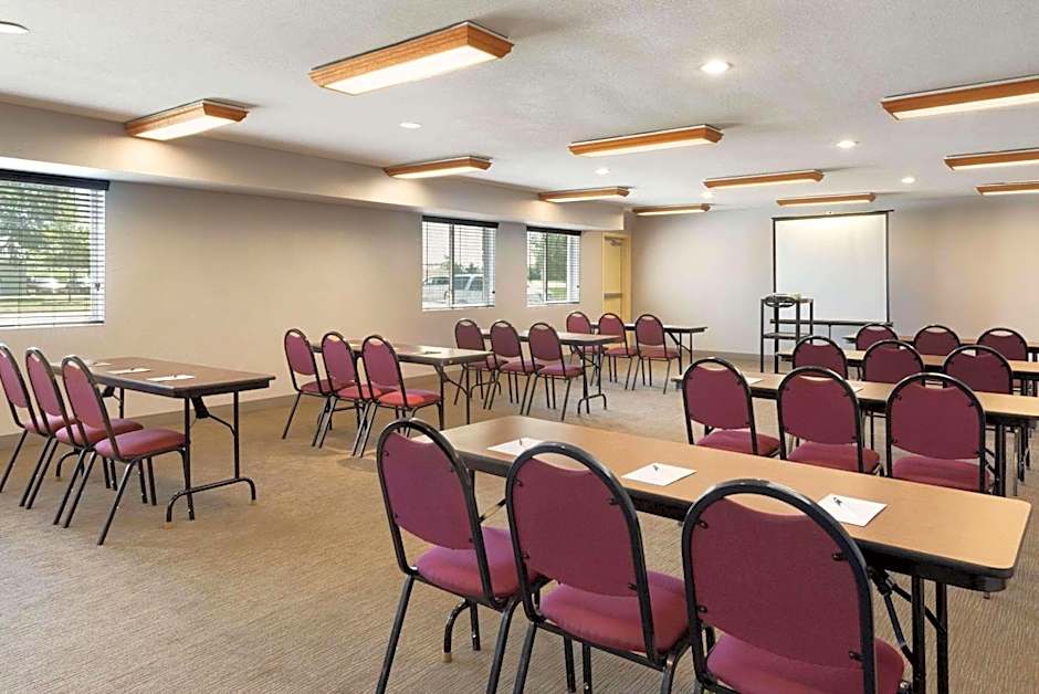 Country Inn & Suites by Radisson, Cedar Rapids Airport, IA