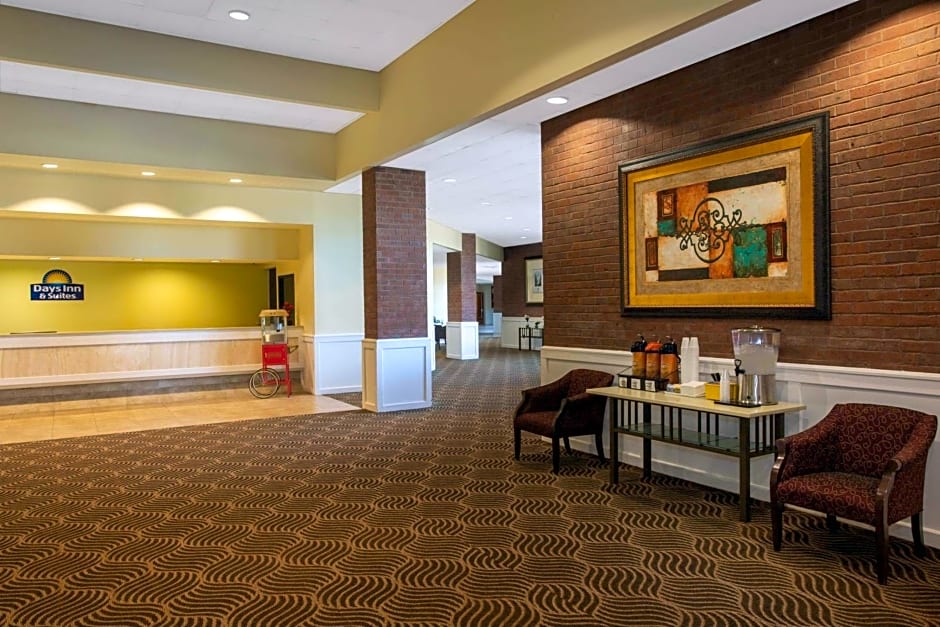 Days Inn & Suites by Wyndham Tallahassee Conf Center I-10