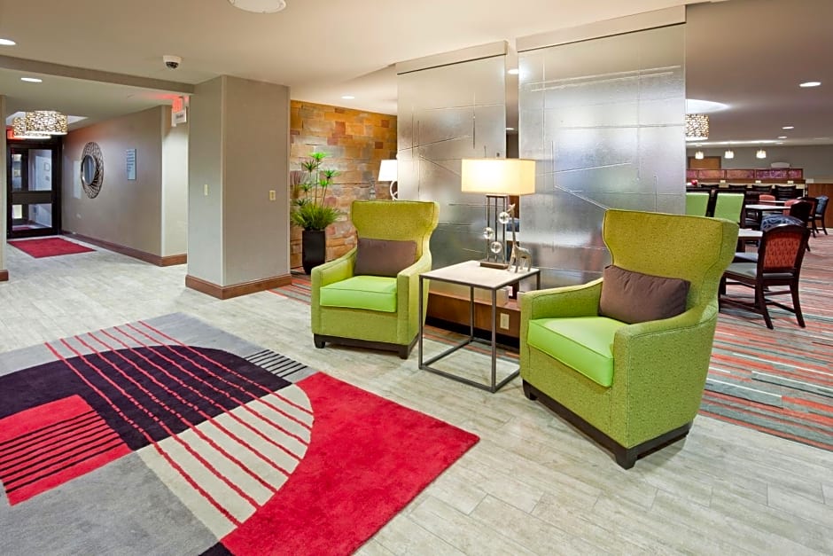 Holiday Inn Express & Suites Bloomington West