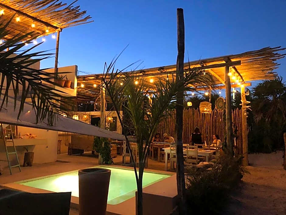 LunArena Barefoot Hotel