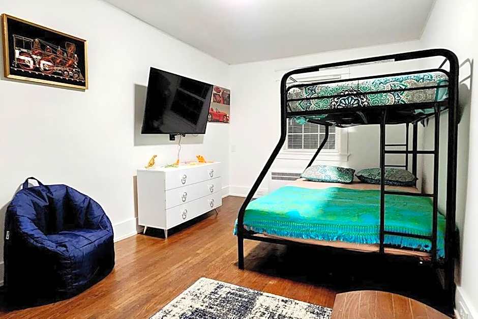 Mayor's Large Family House Hot Tub Sleeps 16 Piano, 2 Kitchens, Ark 5 Mins