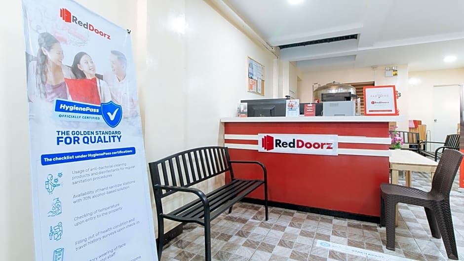 RedDoorz Plus near Uptown BGC Mall - Vaccinated Staff