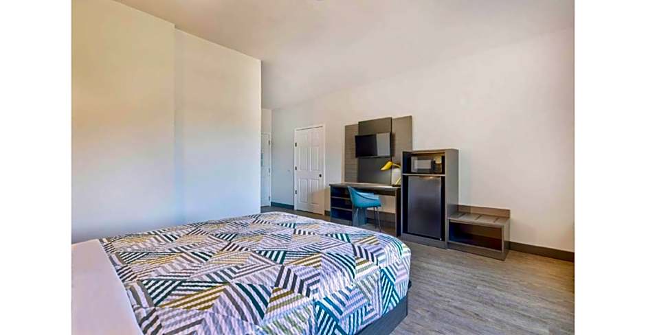 Photo 1 of 2 of 1 King Bed, Mobility Accessible, Bathtub
