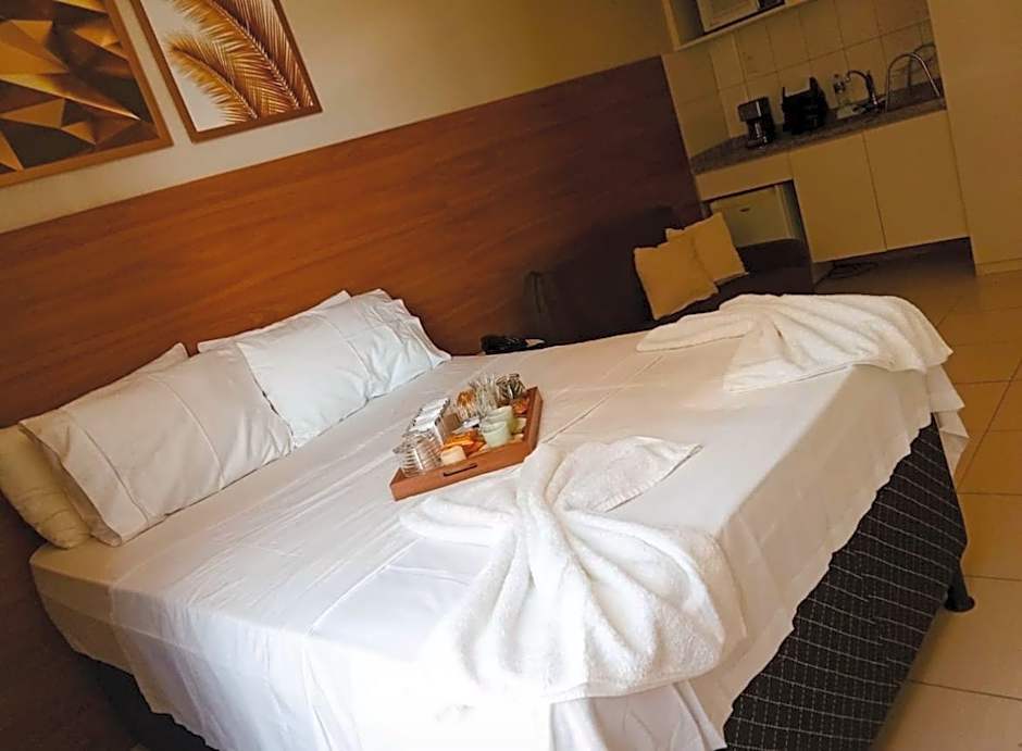 Suíte luxo com tela de cinema no América Towers Studio Residence