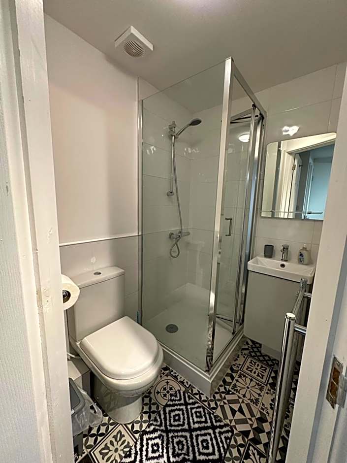 Lovely Town house Room 5