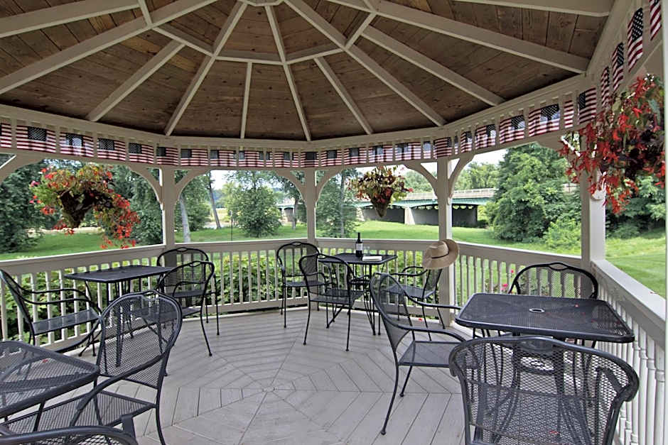 Coshocton Village Inn & Suites