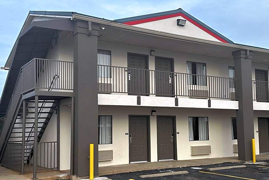 Super 8 by Wyndham Monroe