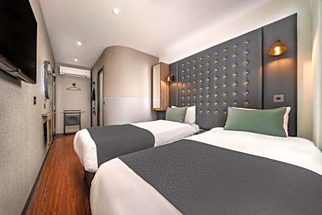 Cozy Twin Room with Window