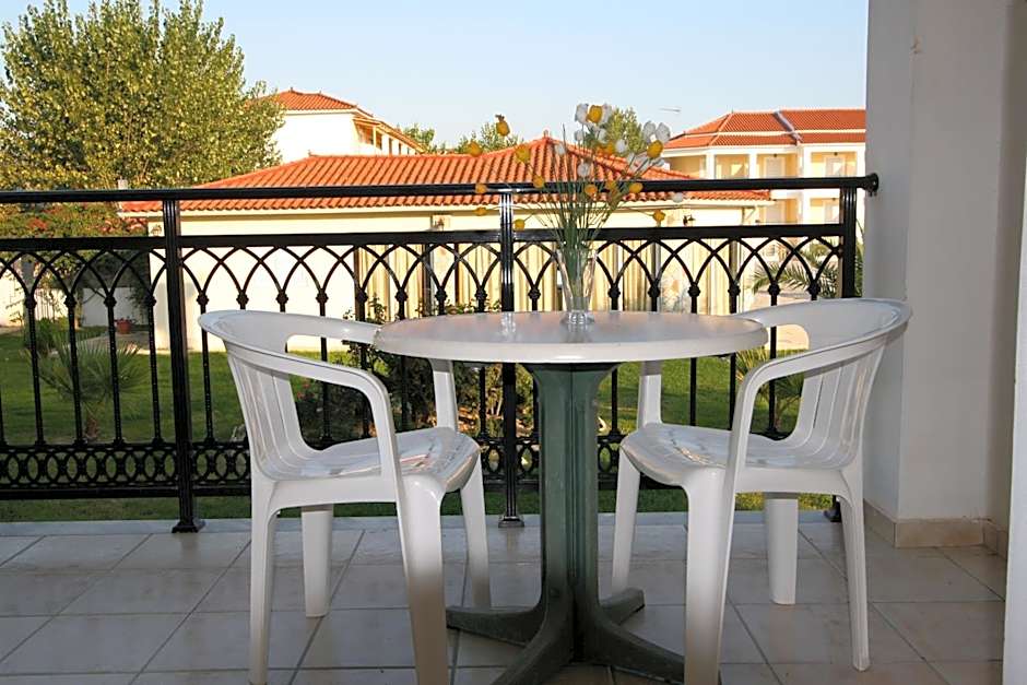 Village Inn Studios & Family Apartments