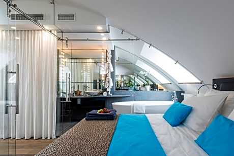 Suite with Lake View