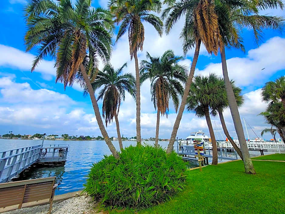 Searenity, Waterside studio in the heart of Treasure Island, walk to beach