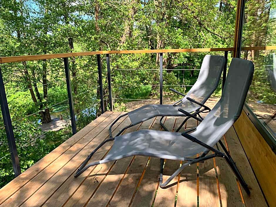 Domek na drzewie w Dolinie Uradu