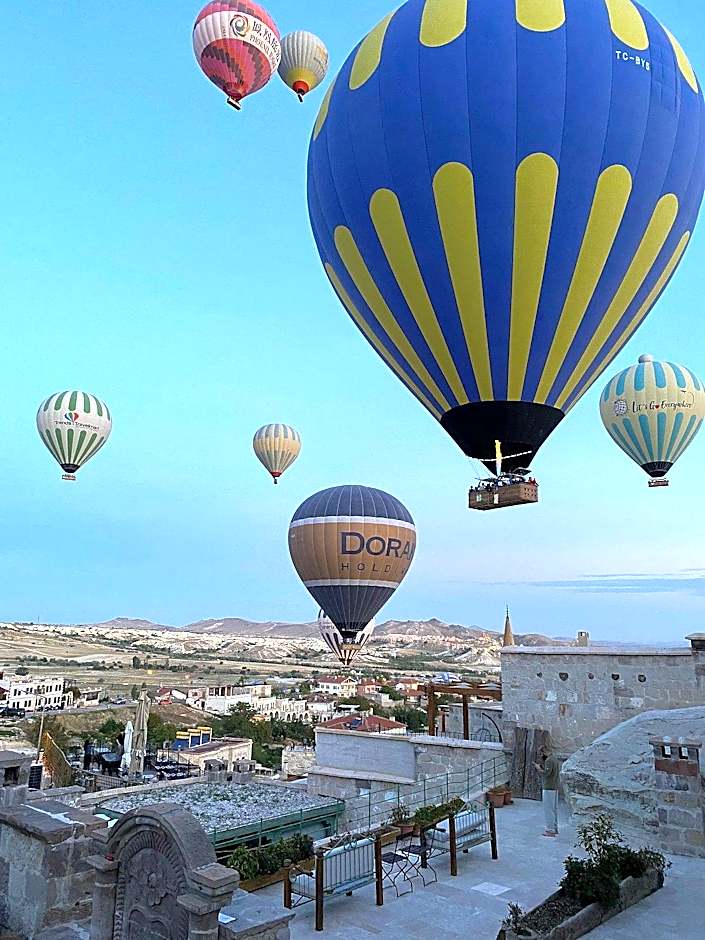Seki Cave Hotel – Wake Up to Hot Air Balloons