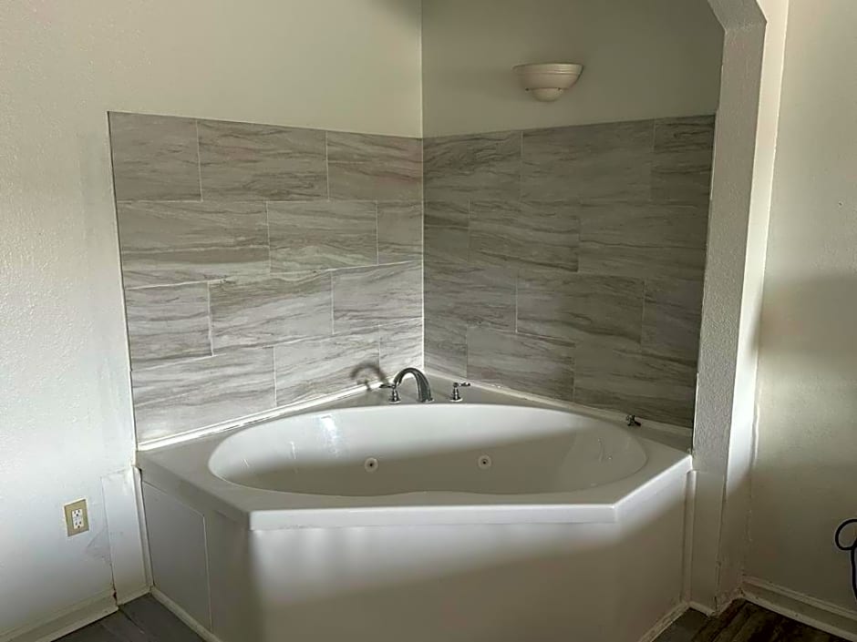 Quality Inn & Suites Decatur Priceville I-65