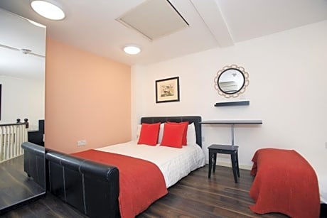 Deluxe Family Studio