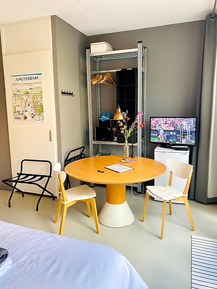 Private studio, patio garden and free car parking