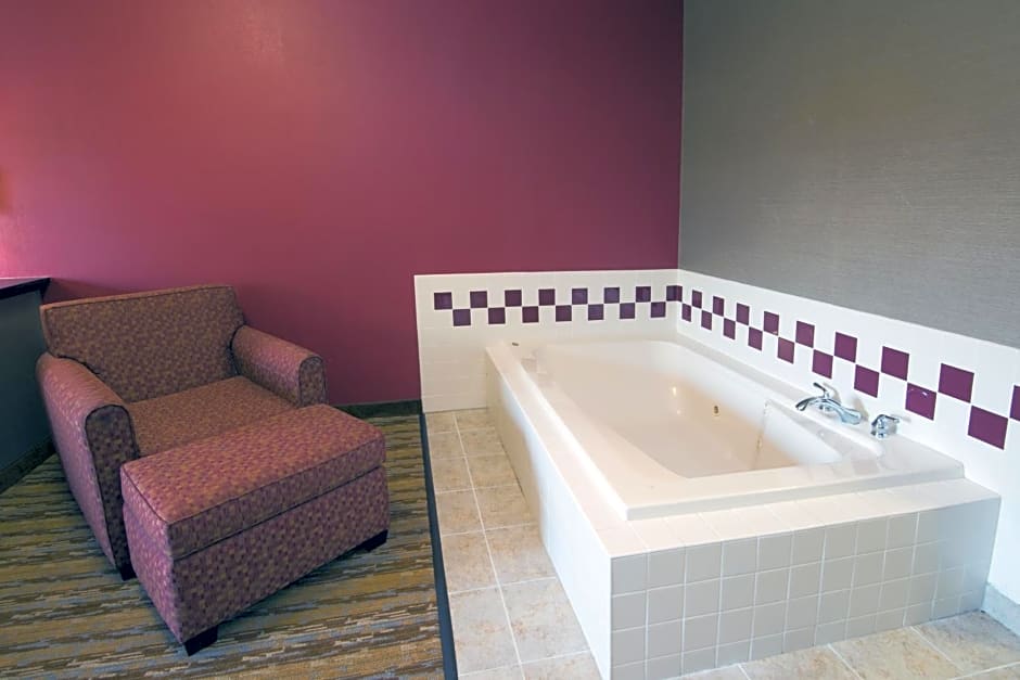 Holiday Inn Express Hotel & Suites Wauseon