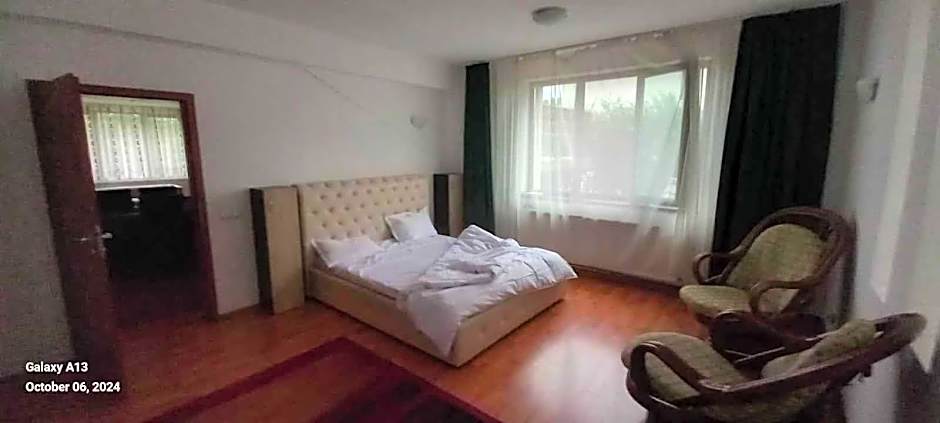 VillaWeb 9rooms - Long term business aparthotel 29 Euro per night per room, min 3months