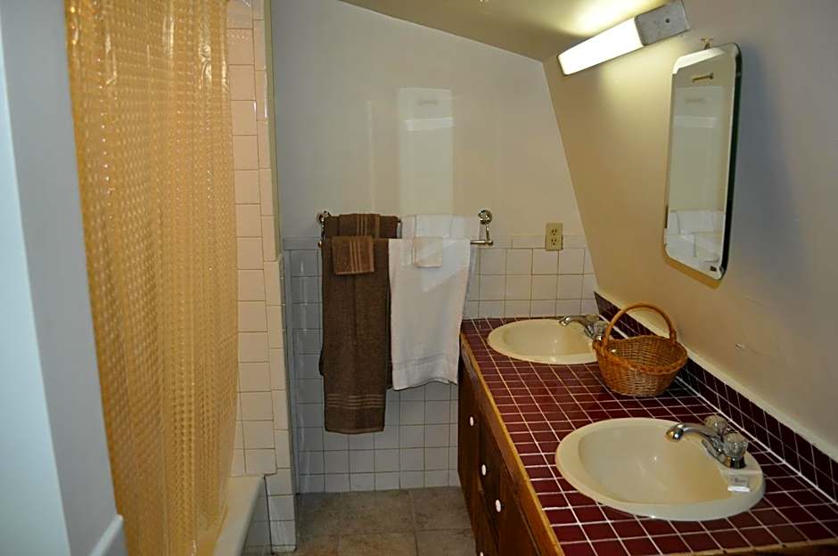 Lakewood Lodge & Restaurant