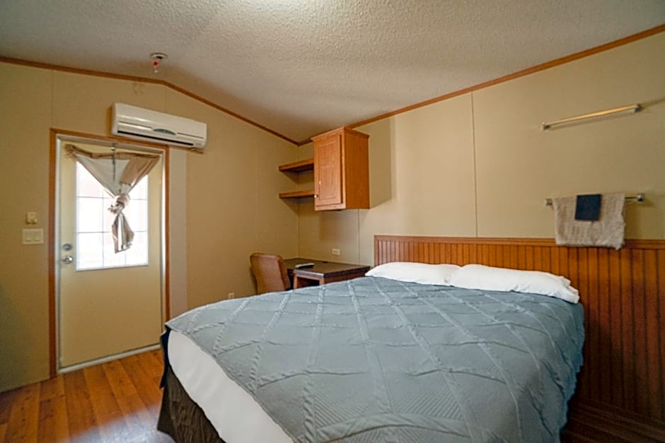 Grand Eagle Ford Lodge & RV Park