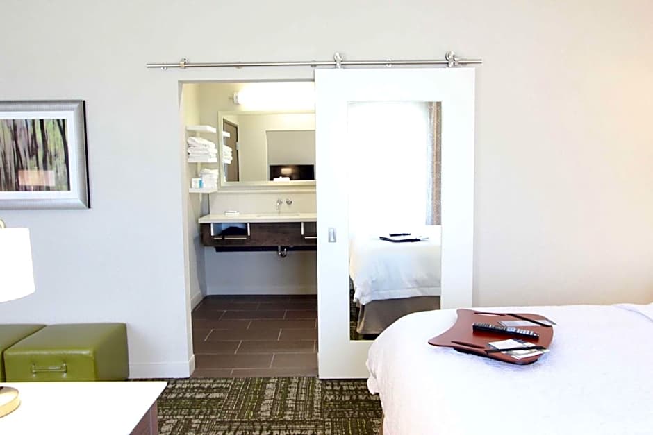 Hampton Inn By Hilton & Suites Dallas Market Center