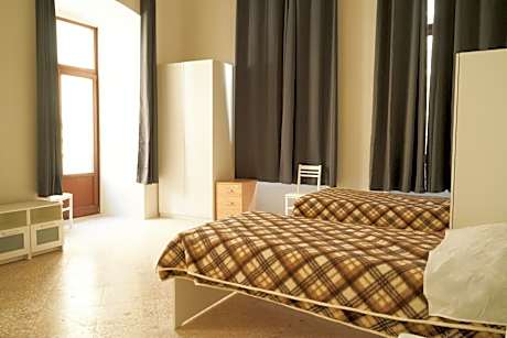 Single Bed in Mixed Dormitory Room