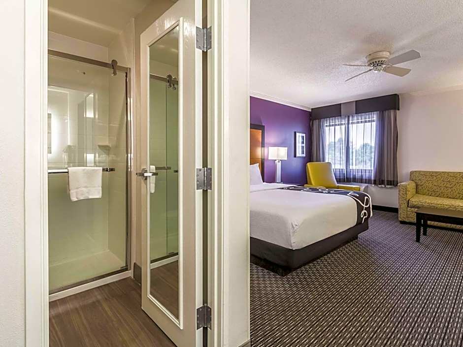 La Quinta Inn & Suites by Wyndham Cleveland - Airport North