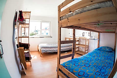Single Bed in Mixed Dormitory Room