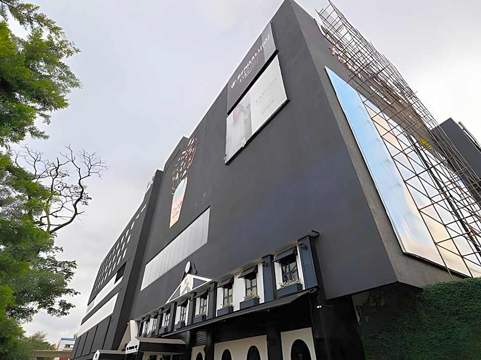 The Waverly Hotel & Residences