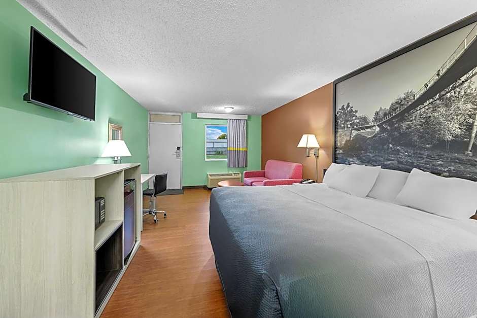 Super 8 by Wyndham Gaffney