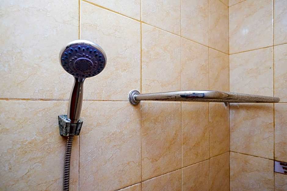 RedDoorz @ Hotel Rich Parepare near Pantai Mattirotasi